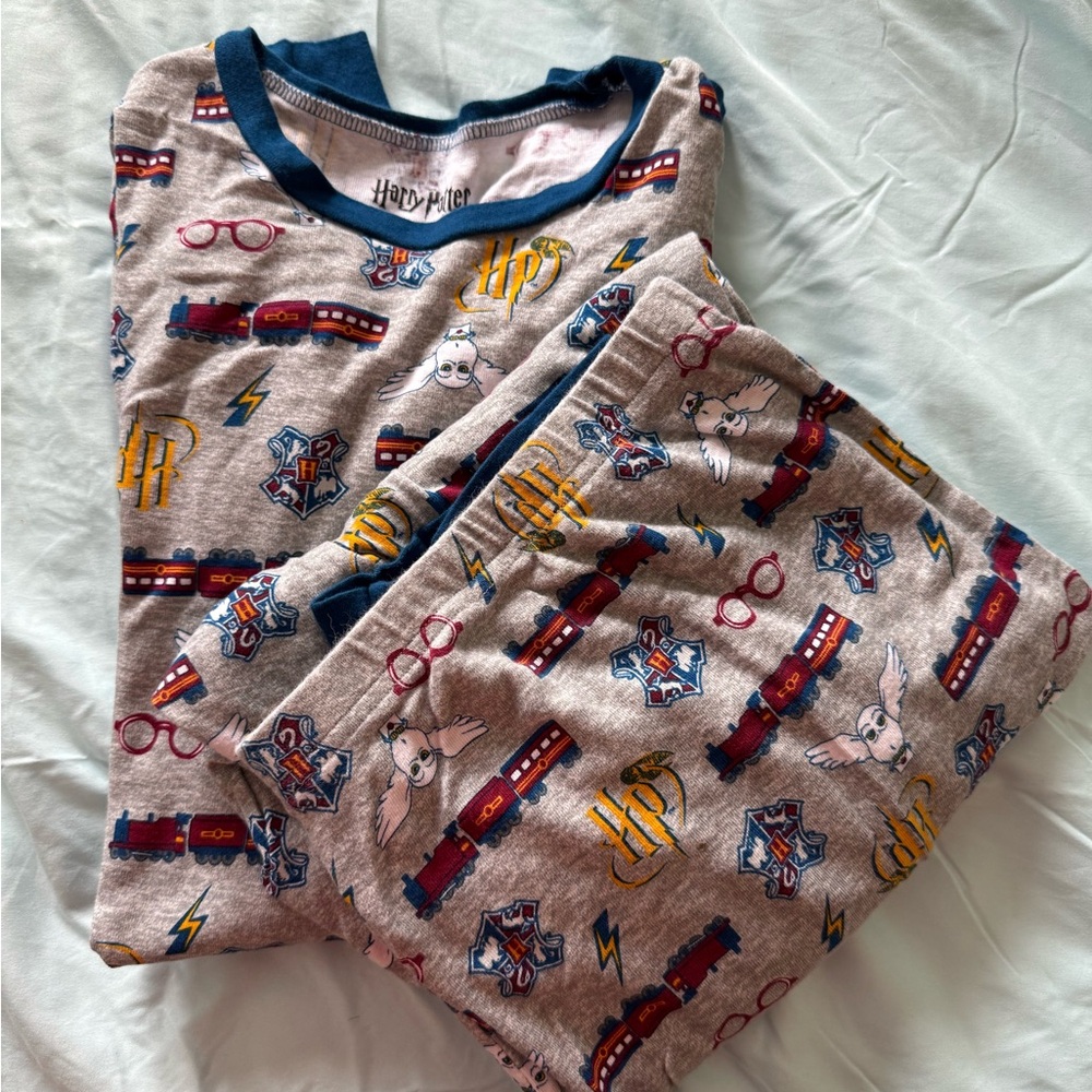Men’s Harry Potter Print Gray Pajama Set with Navy Trim